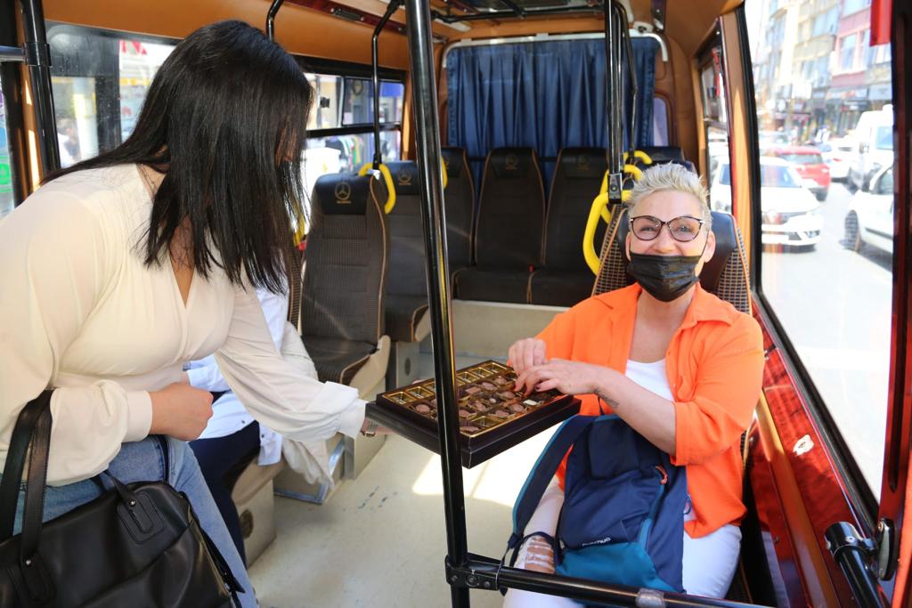 Minibüste Bayram Sevinci: Yolcularla Bayramlaşıldı, Çikolata İkram Edildi